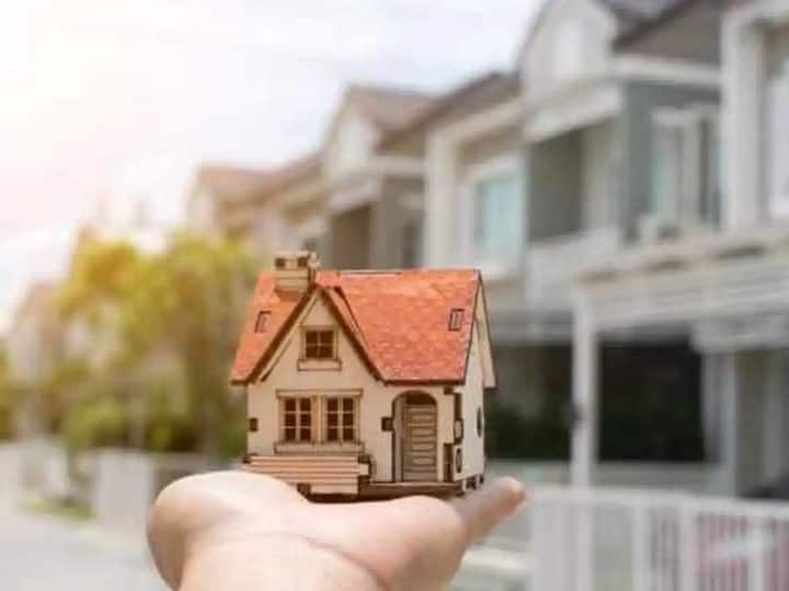 अगर आप फ्लैट खरीदने जा रहे हैं तो सबसे पहले OC और RERA रजिस्ट्रेशन चेक करें. ये आपको कई परेशानियों से बचाने के लिए जरूरी है.