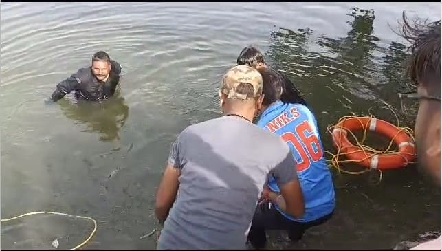 Vadodara: રાજ્યમાં વધુ બે વ્યક્તિના પાણીમાં ડૂબી જવાથી મોત,પોલીસે શરુ કરી તપાસ Two people died due to drowning in Valsad and Dabhoi Vadodara: રાજ્યમાં વધુ બે વ્યક્તિના પાણીમાં ડૂબી જવાથી મોત,પોલીસે શરુ કરી તપાસ