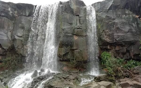 शंभर फुटाच्या उंच दरीतून कोसळणारा हा धबधबा नयनरम्य असाच आहे.