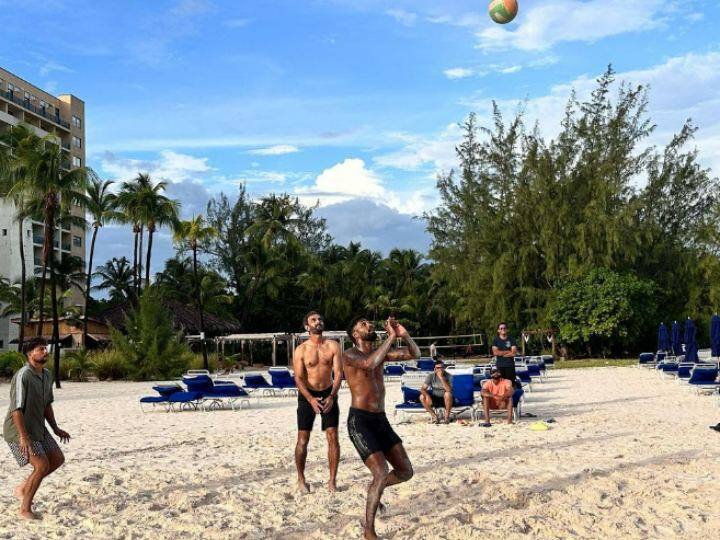 पांड्या ने इंस्टाग्राम पर वॉलीबॉल खेलते हुए तस्वीरें शेयर की हैं. इन तस्वीरों पर कमेंट करते हुए एक यूजर ने लिखा, ''पहले यही सब कर लो, प्रैक्टिस कब करोगे.'' पांड्या की इस पोस्ट पर इसी तरह के कई कमेंट दिखाई दिए.