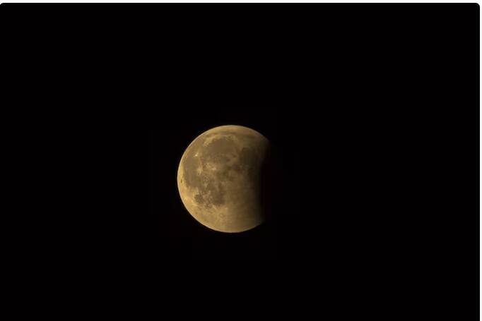 ਚੰਦਰਮਾ ਦਾ ਇੱਕ ਦਿਨ ਧਰਤੀ ਦੇ ਇੱਕ ਦਿਨ ਦੇ ਬਰਾਬਰ ਨਹੀਂ ਹੁੰਦਾ। ਸਗੋਂ ਚੰਦਰਮਾ ਦਾ ਇੱਕ ਦਿਨ ਧਰਤੀ ਦੇ ਲਗਭਗ 28 ਦਿਨਾਂ ਦੇ ਬਰਾਬਰ ਹੁੰਦਾ ਹੈ।