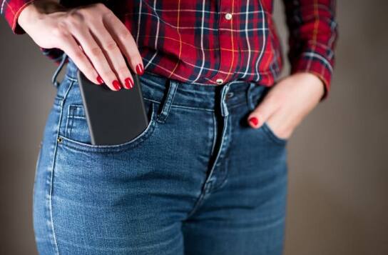 ਇੱਥੇ ਇਹ ਵੀ ਧਿਆਨ ਰੱਖੋ ਕਿ ਇਸ ਦਾ ਬੈਕ ਸਾਈਡ ਉੱਪਰ ਹੀ ਰਹਿਣਾ ਚਾਹੀਦਾ ਹੈ। ਤਾਂ ਕਿ ਸਰੀਰ ਫੋਨ ਦੀ ਘੱਟੋ-ਘੱਟ ਰੇਡੀਏਸ਼ਨ ਦੇ ਸੰਪਰਕ ਵਿੱਚ ਆਵੇ। ਇਸ ਦੇ ਨਾਲ ਹੀ ਸੌਂਦੇ ਸਮੇਂ ਵੀ ਫੋਨ ਨੂੰ ਹਮੇਸ਼ਾ ਦੂਰ ਰੱਖਣਾ ਚਾਹੀਦਾ ਹੈ।