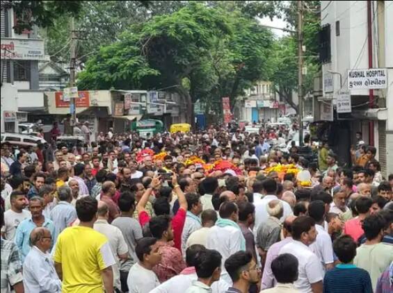 A funeral procession of five people took place simultaneously in Jamnagar Jamnagar: એક સાથે 5 લોકોની અંતિમયાત્રા નિકળતા આખું ગામ હિબકે ચડ્યું, મૃતકોના પરિવારનું હૈયાફાટ રુદન