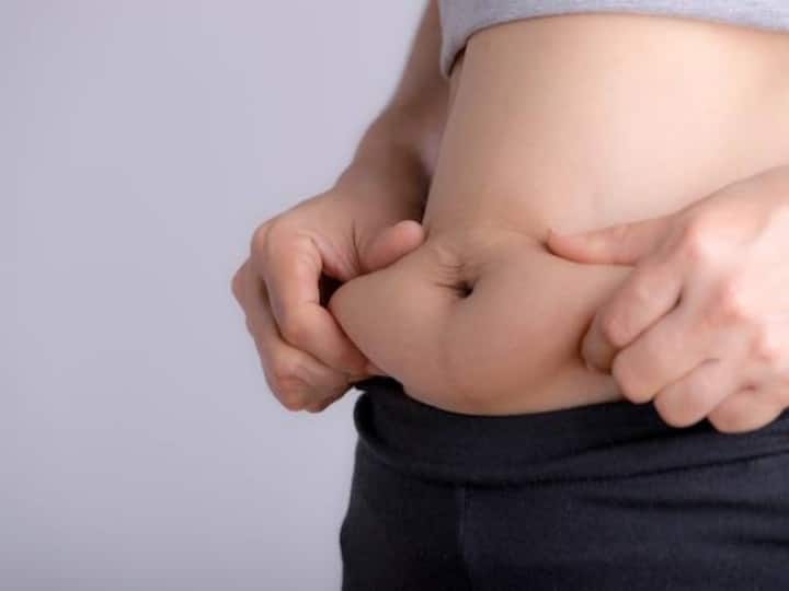 health tips does rubbing stomach after eating reason of belly know to expert क्या खाना खाने के बाद पेट पर हाथ फेरने से निकलती है तोंद? जानें इस बात में है कितनी सच्चाई