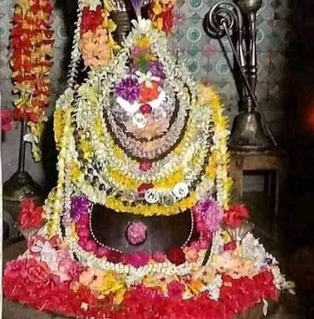 এরপরের জনশ্রুতি, সেইসময় কোন এক রাতে রাজার ভাই ভারামল্ল স্বপ্ন দেখলেন, স্বয়ং শিব তাঁকে জানাচ্ছেন যে, তিনি তারকেশ্বর শিব। তিনি ঐ বন থেকে গয়া ও কাশী পর্যন্ত ছড়িয়ে আছেন। সুতরাং তাঁকে তাড়পুরের জঙ্গল থেকে উচ্ছেদ না করে ওখানেই তাঁকে প্রতিষ্ঠা করা হোক।