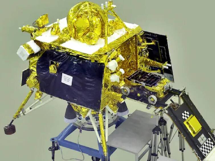 Chandrayaan 3 spacecraft is scheduled to enter the lunar orbit at 12 midnight today, ISRO scientists said. Chandrayaan 3: 15 நாள் பயணத்திற்கு பின் நிலவு பாதையில் நுழையும் சந்திரயான் 3.. அடுத்த கட்ட பயணங்கள் என்ன? முழு விவரம்..