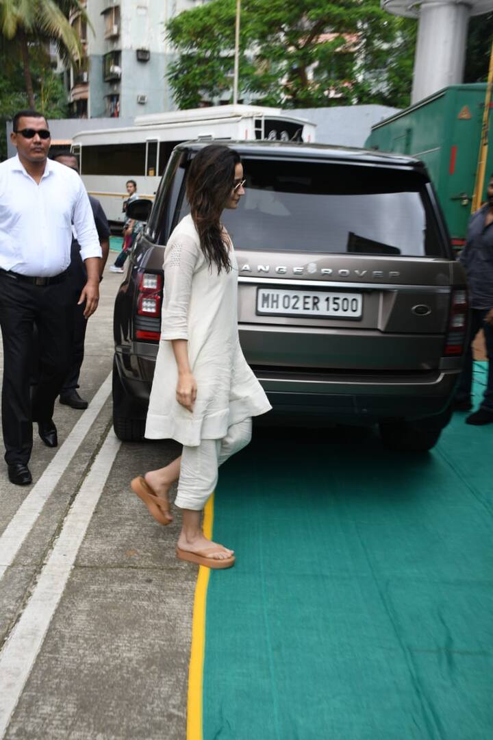 షూట్ పూర్తయిన అనంతరం ఫొటోలకు పోజిచ్చారు.