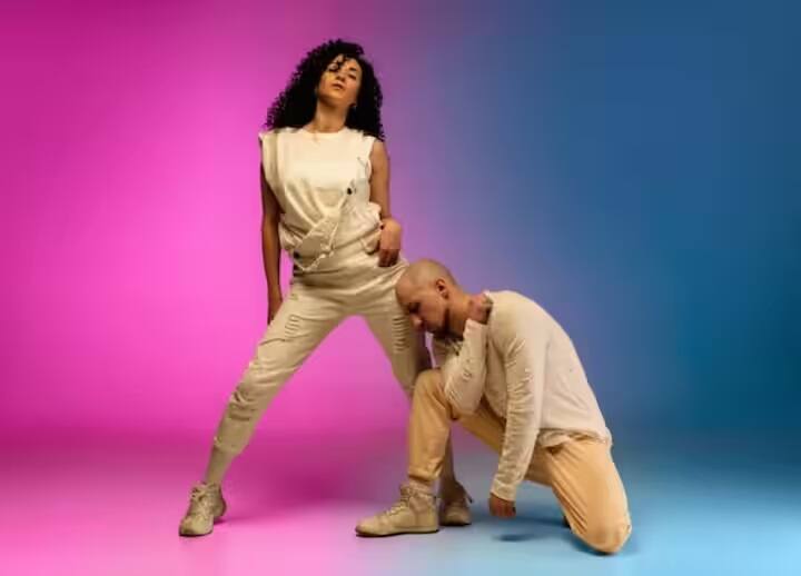 દરરોજ જો તમે માત્ર 15 થી 20 મિનિટ જ ડાન્સ કરો છો, તો તમે તેનાથી તણાવ દૂર કરી શકો છો. તમારો મૂડ પણ સારો રહેશે. ડિપ્રેશન સંબંધિત લક્ષણો ઓછા થશે.