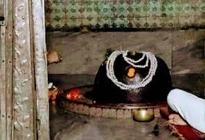 যেখানে তারকেশ্বরের মন্দির, সেই অঞ্চলের নাম তখন ছিল তাড়পুর। বিষ্ণুদাসের ভাই ভারমল্ল রোজ বনে যেতেন ফলমূল ও মধু সংগ্রহ করতে। প্রায়ই তিনি লক্ষ করতেন একটি বড় কালো রঙের শিলাখণ্ডের ওপর গাভীরা এসে দুধ দিয়ে য়ায়। এই অদ্ভুত ঘটনা তিনি তাঁর দাদাকে বলেন। শিবভক্ত বিষ্ণুদাস বনে এসে এই দৃশ্য দেখে শিহরিত হন।