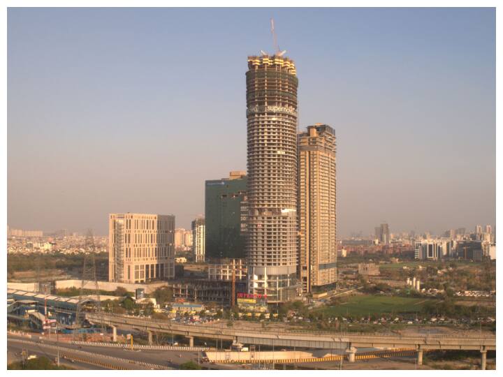 अगर प्रदेश की सबसे ऊंची बिल्डिंग की बात करें तो ये प्रदेश की राजधानी लखनऊ में नहीं बल्कि दिल्ली से सटे नोएडा के सेक्टर 94 में है.