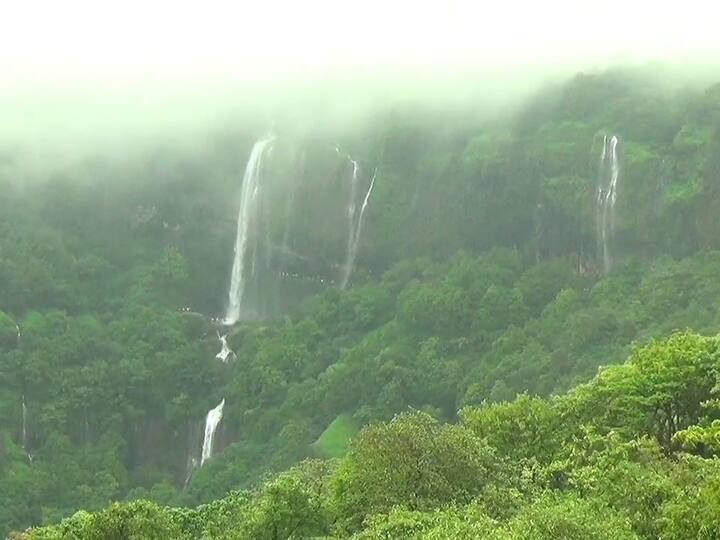 BABA Waterfall :  निसर्गसौंदर्याने नटलेला आंबोली जवळच्या परिसर धो-धो वाहणाऱ्या बाबा धबधब्यावर पर्यटकांची मोठी गर्दी पाहायाला मिळत आहे.