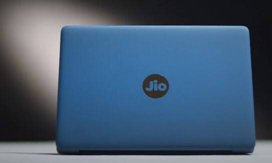 રિલાયન્સનું લેટેસ્ટ JioBook કંપનીએ રૂ. 16,499ની પ્રારંભિક કિંમતે લોન્ચ કર્યું છે. આ લેપટોપ રિલાયન્સ ડિજિટલ સ્ટોર અને એમેઝોન ઈન્ડિયા પરથી ઓનલાઈન ખરીદી શકાય છે. એમેઝોન પર HDFC બેંક કાર્ડ્સ પર 1250ની છૂટ આપવામાં આવી રહી છે.