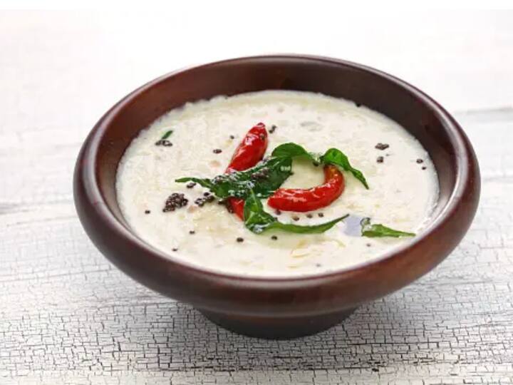 அந்த கலவையை ஒரு மிக்சியில் தண்ணீர் மற்றும் பொட்டு கடலை சேர்த்து கெட்டியான ஆனால் மென்மையான பேஸ்ட்டாக அரைக்கவும்.