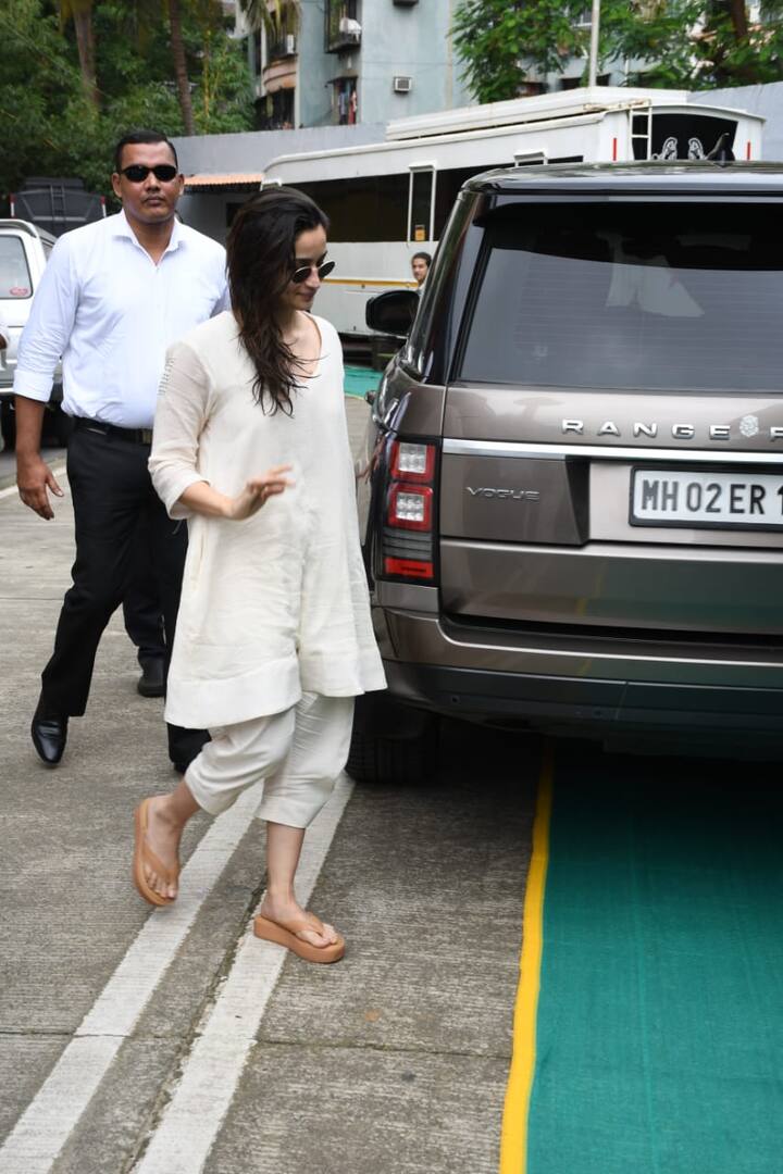 వైట్ డ్రస్సులో మెరిసిపోతూ ఆలియా కనిపించారు.