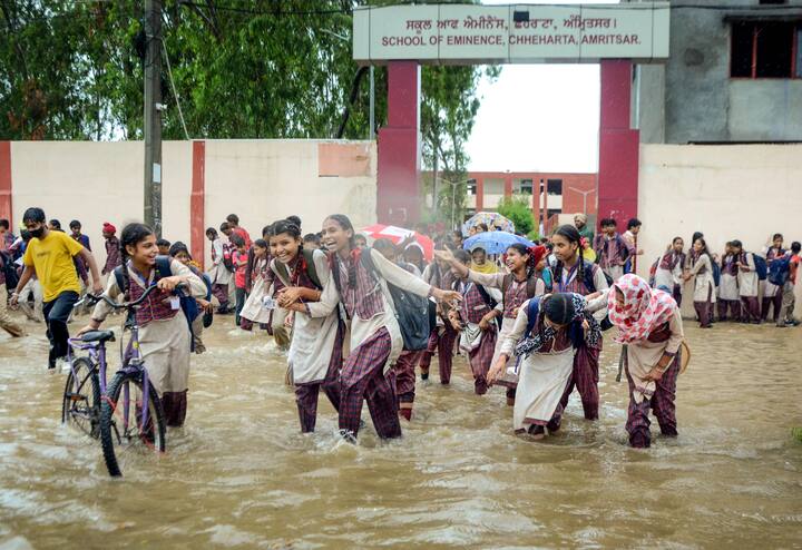 Amritsar: अमृतसरमधीलच एका शाळेबाहेरचा फोटो.. मराठीतील सांग सांग भोलानाथ गाण्याची आठवण करुन देणारा.. शाळेबाहेर तळं साचल्यावर शाळा तर सोडून द्यावीच लागली, शिवाय शाळा सुटल्यावर पाण्यात खेळायचीही सोय झाली, पण गुडघाभर पाण्यातून वाट काढताना अनेक विद्यार्थींनीची तारांबळ उडाली, फोटो २२ जुलै (PTI Photo)