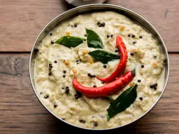 பிறகு ஒரு பாத்திரத்தில், எண்ணெயைச் சூடாக்கி, கடுகு, உளுத்தம்பருப்பு, சிவப்பு மிளகாய் மற்றும் கறிவேப்பிலை சேர்த்து வதக்கவும். அதன் பின் நறுக்கிய வெங்காயத்தைச் சேர்த்து 2 நிமிடம் வதக்கவும்.