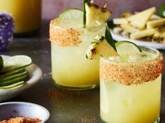 Pineapple Margarita : जर तुम्हाला वीकेंड खास पद्धतीने साजरा करायचा असेल तर हे खास पेय घरीच बनवा.