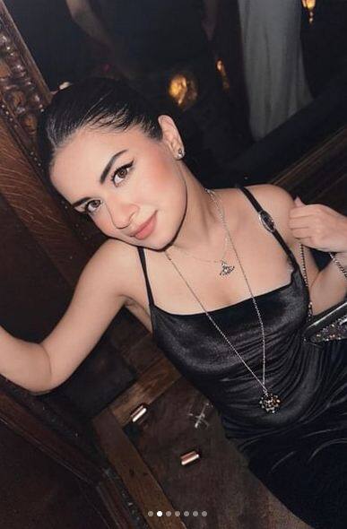 ਅਦਾਕਾਰਾ ਨੇ ਬਲੈਕ ਗਾਊਨ 'ਚ ਤਸਵੀਰਾਂ ਸ਼ੇਅਰ ਕੀਤੀਆਂ ਹਨ। ਇਨ੍ਹਾਂ ਤਸਵੀਰਾਂ 'ਚ ਉਸ ਦਾ ਗਲੈਮ ਲੁੱਕ ਦੇਖ ਕੇ ਪ੍ਰਸ਼ੰਸਕਾਂ ਦੀ ਨੀਂਦ ਉੱਡ ਗਈ। ਤਸਵੀਰਾਂ ਨੂੰ ਕੈਪਸ਼ਨ ਦਿੰਦੇ ਹੋਏ ਅਵਨੀਤ ਨੇ ਲਿਖਿਆ- ਲੰਡਨ ਆਈ ਲਵ ਯੂ।