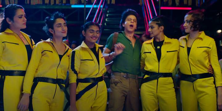 இப்பாடல் கேட்பதற்கு நன்றாக இருந்தாலும், ஷாருக்கான் வாய் அசைவிற்கும் பாட்டுக்கும் எந்தவித சம்பந்தமும் இல்லை என்று பார்ப்பவர்களுக்கு நன்றாக தெரிந்து இருக்கும். தமிழில் தைய தைய பாடல் ஷாருக்கானுக்கு பொருந்தி இருந்தாலும், இப்பாடலின் வீடியோ பாலிவுட் படத்தின் தமிழ் டப் போல் இருக்கிறது என்று சொல்லலாம்.