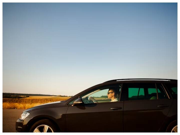 जब कार के शीशा टेढ़ा होता है तो एयर प्रेशर कम होता है और गाड़ी को तेज भगने में आसानी होती है.