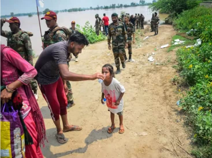 The flood has caused havoc in Punjab  many houses have been destroyed near the India-Pakistan border  crops have been destroyed Punjab Flood: ਪੰਜਾਬ 'ਚ ਹੜ੍ਹ ਨੇ ਮਚਾਈ ਤਬਾਹੀ , ਭਾਰਤ-ਪਾਕਿ ਸਰਹੱਦ ਨੇੜੇ ਕਈ ਘਰ ਤਬਾਹ, ਫਸਲਾਂ ਬਰਬਾਦ