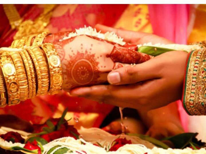 ग्रहों के अस्त होने पर इनका शुभ प्रभाव कम होने लगता है. शुक्र अस्त अवस्था में होता है तो कुछ जातकों के विवाह में बाधा आती है. दांपत्य जीवन से सुख चला जाता है, प्रेम संबंध में सफलता नहीं मिलती. ऐसे में शुक्र के अशुभ प्रभाव से बचने के लिए शुक्रवार के दिन नमक का सेवन न करें.