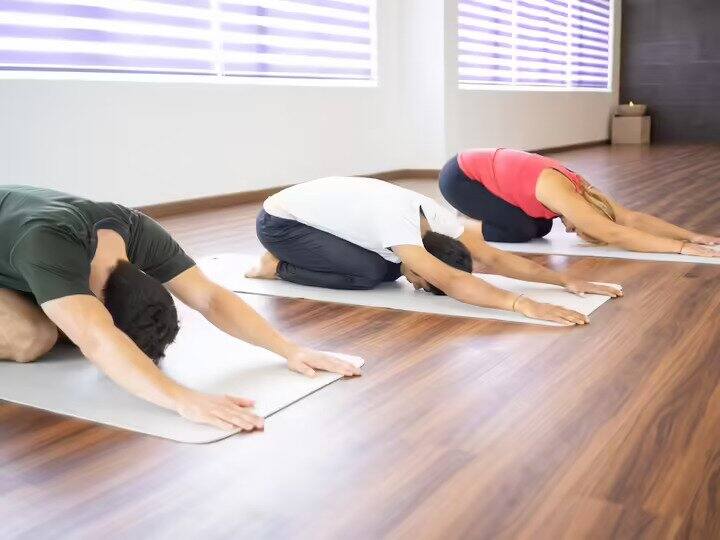 amazing yogasan for better sleep do this practice before sleeping सोने से पहले कर लें ये 3 आसान से काम... बिस्तर पर पड़ते ही आ जाएगी नींद