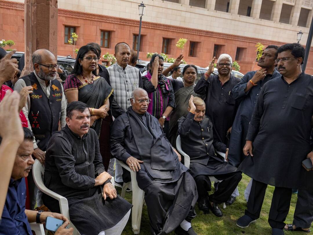 Meeting Of 'INDIA' Bloc Leaders With MPs Who Returned From Manipur Underway To Discuss Floor Strategy Meeting Of 'INDIA' Bloc Leaders With MPs Who Returned From Manipur Underway To Discuss Floor Strategy
