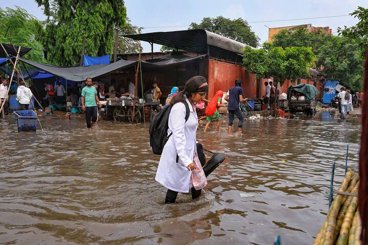 Jaipur: हा फोटो राजस्थानची राजधानी जयपूरमधला. जयपूरमधील जेएलएन मार्गावर 26 जुलै रोजी टिपलेला. पावसामुळे या मार्गाची आणि त्यातून वाट काढताना फोटोतील महिलेची स्थिती वेगळी सांगायला नको.. (PTI Photo)