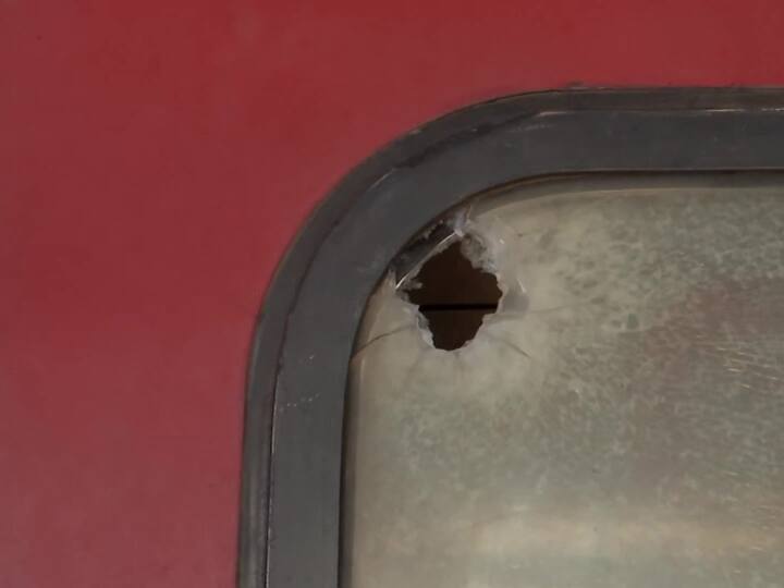 महाराष्ट्र के पालघर में जयपुर-एक्सप्रेस ट्रेन में ताबड़तोड़ फायरिंग की घटना सामने आई है. फायरिंग में 4 लोगों की गोली लगने से मौत हुई है.