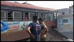 नगरमध्ये ब्रेक फेल झालेली एसटी बस वाळूच्या ढिगाऱ्यावर चढवली, चालकाच्या प्रसंगावधानामुळे प्रवाशांचा जीव वाचला