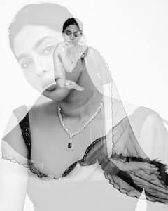 బ్లాక్ శారీలో కైపెక్కించే చూపులతో కుర్రాళ్ళ మతిపోగొడుతున్న అందాల ‘అమ్ము’