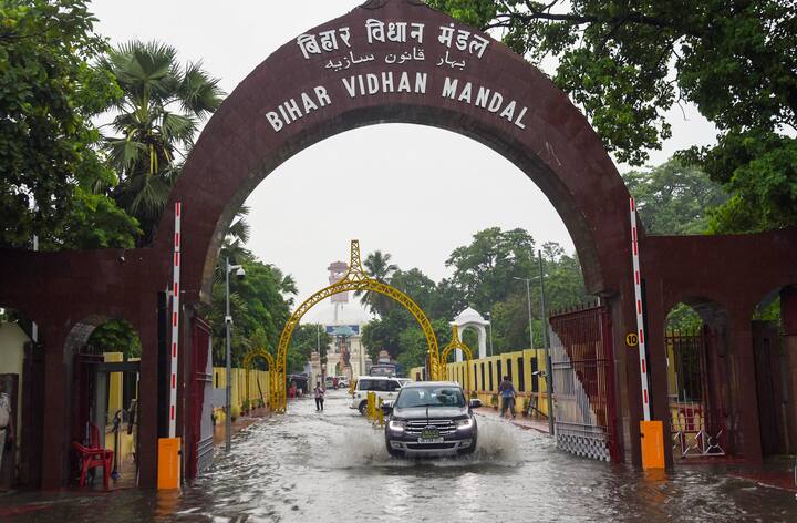 Patna: हा फोटो बिहारची राजधानी पाटण्याचा.. फोटोत स्पष्ट दिसत असल्यामुळे हा फोटो बिहारच्या विधीमंडळ भवनाचा आहे, हे वेगळं सांगायला नको.. अतिशय सुरक्षित तसंच नेमकं नियोजन असलेल्या विधीमंडळ परिसराची पावसाने केलेली अवस्था समजावी म्हणून हा फोटो. हा फोटो ही 14 जुलै रोजीचा आहे. या महिन्याभरात देशभरात सर्वदूर पावसाने हजेरी लावलीय. (PTI Photo)