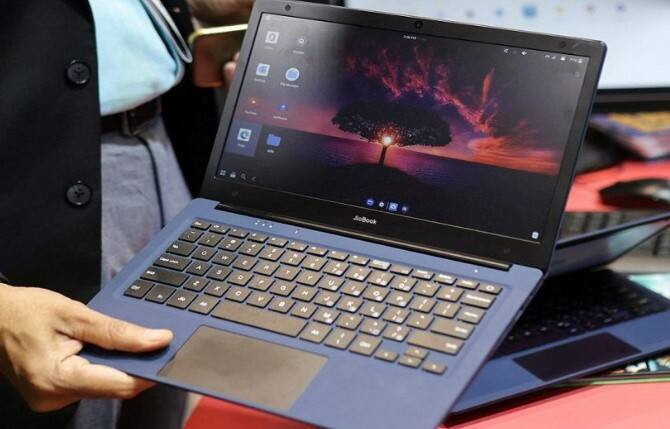 Reliance Jiobook 2023 ના ફીચર્સ વિશે વાત કરીએ તો, તે પાછલા વર્ઝનની સરખામણીમાં ઘણું હળવું છે. આ સાથે જિયોનો લોગો પણ બેક પેનલમાં આપવામાં આવ્યો છે. લેપટોપ ઓક્ટા-કોર પ્રોસેસર દ્વારા સંચાલિત કરવામાં આવશે.