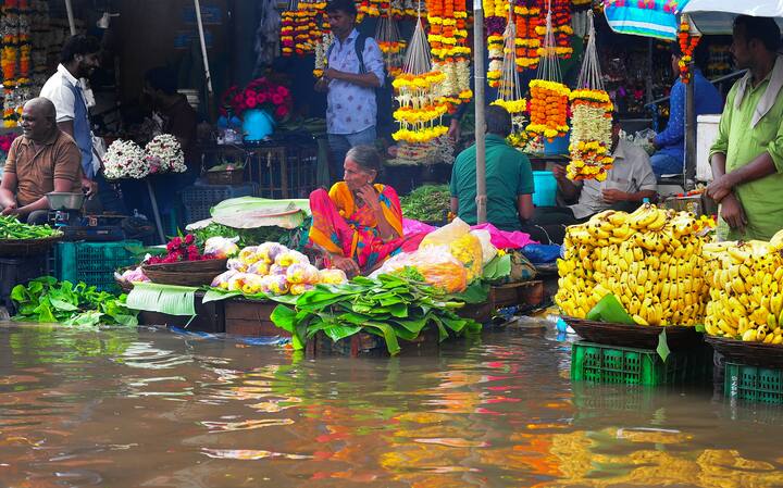 Palghar: हा फोटो 20 जुलैचा.. मुंबईजवळच्या पालघरचा.. पालघरच्या नालासोपारा परिसरातील ही भाजी मंडई..  नेहमीच्या पावसाळ्यात जलमय होते की काय असं वाटू लागलंय. या परिसरातील बेबंद बांधकामांमुळे अनेक नैसर्गिक जलमार्गाला बाधा पोहोचली असल्याचं या क्षेत्रातील जाणकार सांगतात. नालासोपारा, पालघरमधील काही रस्ते तर चक्क महिनाभर पाण्यात असतात, असं तिथले रहिवासी सांगतात (PTI Photo)