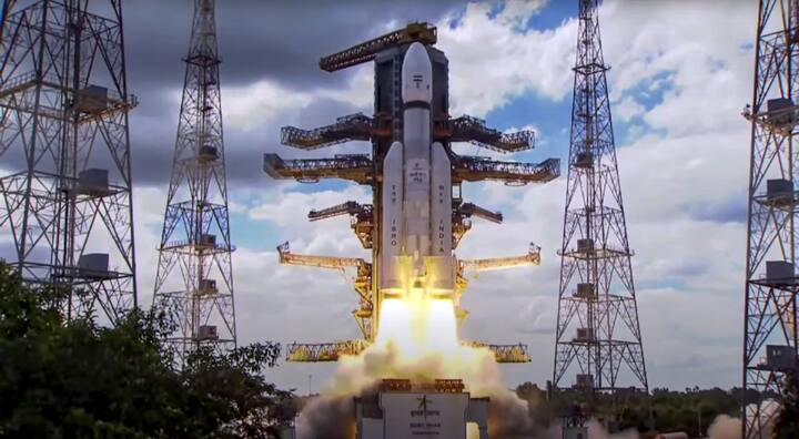 এই TLI- Trans lunar injection হল এমন একটি কৌশল যা ট্রাজেক্টোরিতে সেট করতে ব্যবহৃত হয়। এই কাজে একটি রাসায়নিক রকেট ইঞ্জিন এই বেগ বৃদ্ধির কাজ করেন।