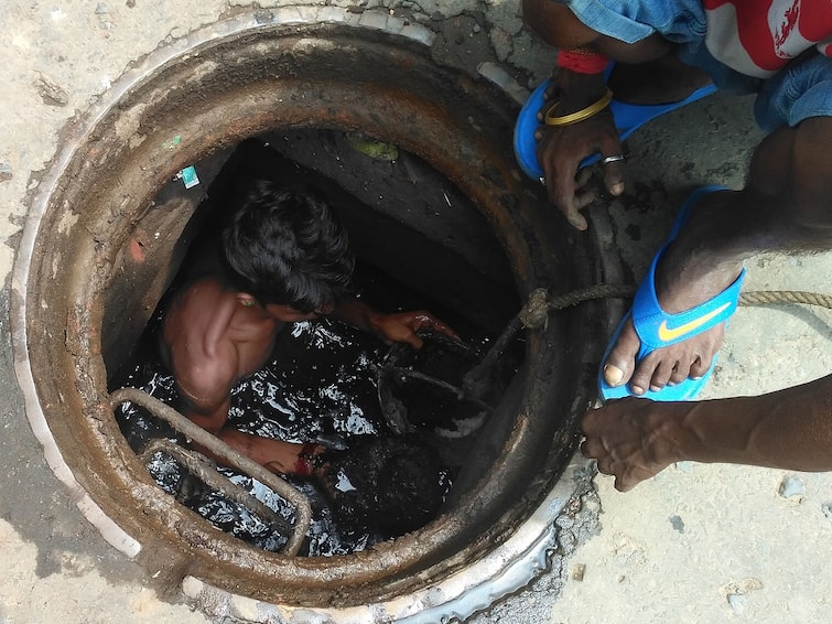 Tamil Nadu reported all their districts free of manual scavenging says Central Government Manual Scavenging: கையால் மலம் அள்ளும் முறை தமிழ்நாட்டில் நடைமுறையில் இருக்கா? இல்லையா? மத்திய அரசு அதிர்ச்சி தகவல்