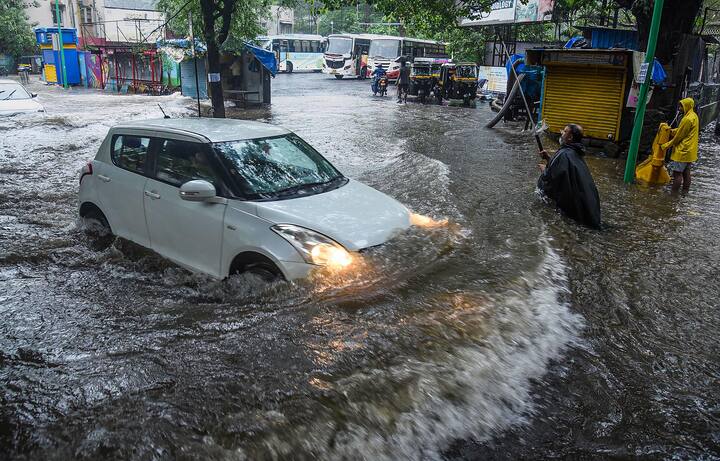 Thane: हा फोटो ठाण्यातील, म्हणजे विद्यमान मुख्यमंत्री एकनाथ शिंदे यांच्याच शहरात 27 जुलै रोजी टिपलेला हा फोटो.. ठाण्यातील वंदना सिनेमा परिसरातील पाणी साचलेल्या रस्त्यातून वाट काढणारी कार.. (PTI Photo)