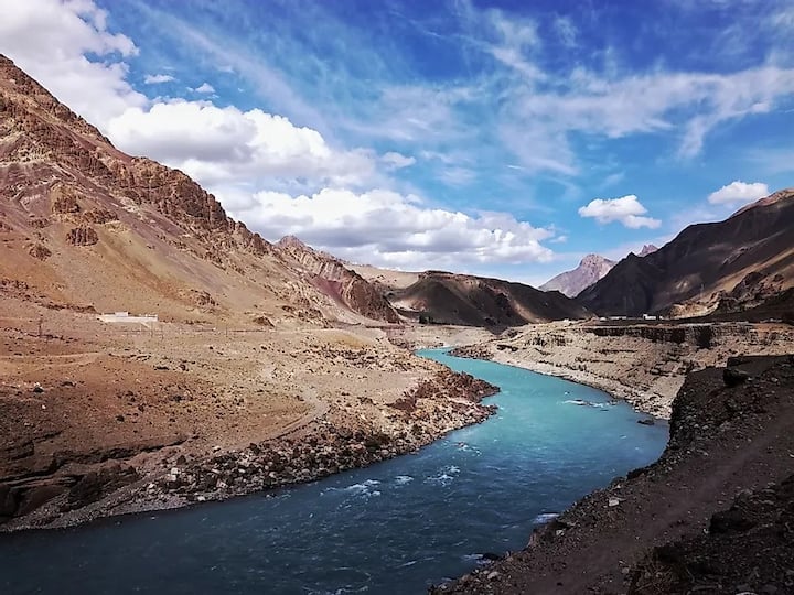 1. सिंधू नदी (Sindhu River)  सिंधू नदी ही कैलाश पर्वतात म्हणजे तिबेटमध्ये उगम पावते आणि हिमालयातून भारतात प्रवेश करते. हिंदूंसाठी ही अत्यंत पवित्र नदी मानली जाते. सिंधू नदी नंतर पाकिस्तानमध्ये प्रवेश करते आणि अरबी समुद्राला मिळते.
