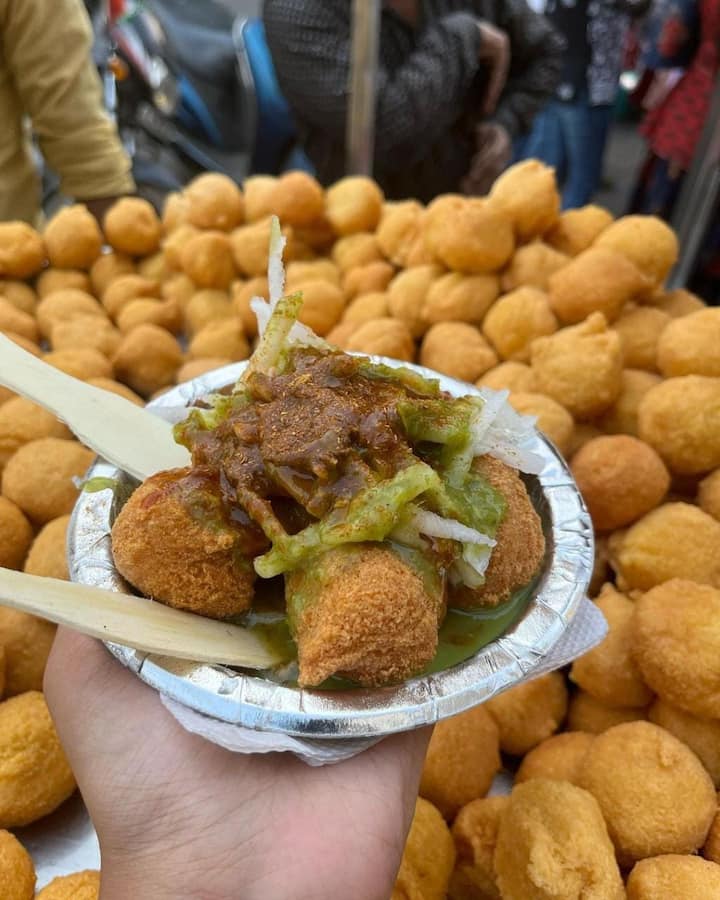 दिल्ली में मिलने वाले गरमा गरम राम लड्डू का स्वाद नहीं चखा तो आपने बहुत कुछ मिस कर दिया. मूंग दाल से बने सॉफ्ट पकोड़े को हरी चटनी और घिसी हुई मूली के साथ सर्व किया जाता है. अगर आप एक बार इसका स्वाद चख लेंगे तो यकीनन आप इसके फैन हो जाएंगे