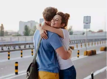 Hugging Benefits For Health: ਅਸੀਂ ਜਦੋਂ ਵੀ ਕਿਸੇ ਨੂੰ ਪਸੰਦ ਕਰਦੇ ਹਾਂ ਜਾਂ ਉਸਦੀ ਗੱਲ ਜਾਂ ਵਿਵਹਾਰ ਨੂੰ ਪਸੰਦ ਕਰਦੇ ਹਾਂ ਤਾਂ ਅਸੀਂ ਉਸ ਵਿਅਕਤੀ ਨੂੰ ਜ਼ਰੂਰ ਗਲੇ ਲਗਾਉਂਦੇ ਹਾਂ, ਇਸ ਨਾਲ ਦਿਲ ਅਤੇ ਦਿਮਾਗ ਨੂੰ ਸ਼ਾਂਤੀ ਮਿਲਦੀ ਹੈ। ਇਹ ਭਾਵਨਾਵਾਂ ਨੂੰ ਪ੍ਰਗਟ ਕਰਨ ਦਾ ਵਧੀਆ ਤਰੀਕਾ ਹੈ। ਜਦੋਂ ਵੀ ਤੁਸੀਂ ਆਪਣੇ ਮਾਤਾ-ਪਿਤਾ, ਭਰਾ, ਭੈਣ, ਪ੍ਰੇਮੀ ਜਾਂ ਦੋਸਤ ਨੂੰ ਗਲੇ ਲਾਉਂਦੇ ਹੋ, ਤਾਂ ਪਿਆਰ ਦੀ ਭਾਵਨਾ ਕਈ ਗੁਣਾ ਵੱਧ ਜਾਂਦੀ ਹੈ ਤੇ ਤੁਸੀਂ ਅਪਣਾਪਨ ਮਹਿਸੂਸ ਕਰਦੇ ਹੋ, ਪਰ ਕੀ ਤੁਸੀਂ ਜਾਣਦੇ ਹੋ ਕਿ ਜੱਫੀ ਪਾਉਣ ਨਾਲ ਸਿਹਤ ਲਈ ਬੇਹੱਦ ਫਾਇਦੇ ਹੋ ਸਕਦੇ ਹਨ।