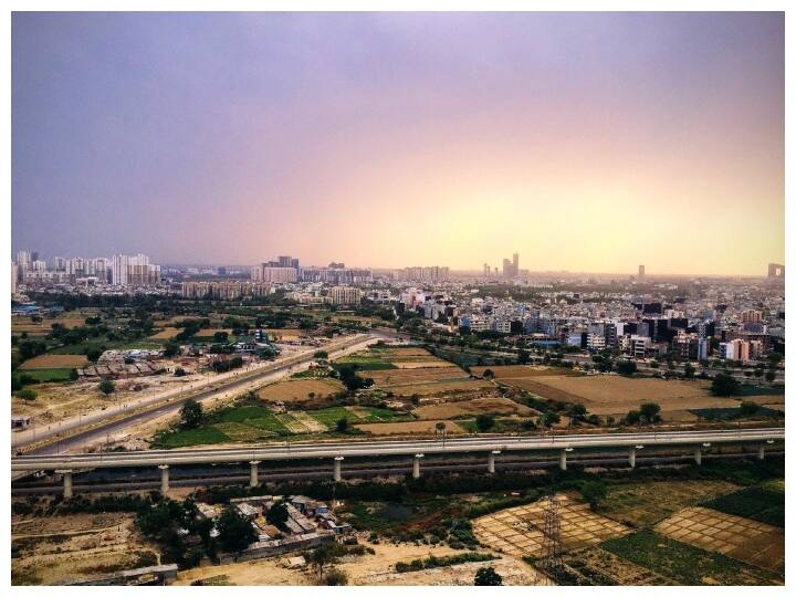 उत्तर प्रदेश अब तरक्की की ओर लगातार बढ़ रहा है और हर तरफ मेट्रो सिटीज की तरह बड़ी बड़ी बिल्डिंग्स बन रही हैं. कई जगह 30-40 मंजिल से भी ज्यादा की इमारते हैं.