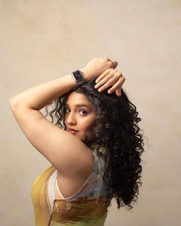 హీరోయిన్ రితికా సింగ్ తన కొత్త ఫొటోలు ఇన్‌స్టాగ్రామ్‌లో షేర్ చేశారు.