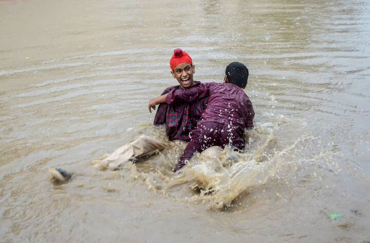 Amritsar: हा फोटो पंजाबमधील अमृतसरचा..    पाणी तुंबल्याने जलमय रस्ते किंवा परिसर सर्वसामान्य लोकांना अडचणीचा ठरत असला तरी या मुलांनी मात्र त्यात खेळायचा, डुंबायचा आनंद लुटला. ही अमृतसरमधील शनिवार 22 जुलैची परिस्थिती (PTI Photo)