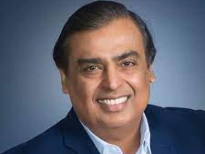 જ્યારે મુકેશ અંબાણી પાસે એન્ટિલિયા જેવું આલીશાન ઘર છે, જે વિશ્વના સૌથી મોંઘા મકાનોમાંનું એક છે. તેની કિંમત 12,000 કરોડ રૂપિયા હોવાનું કહેવાય છે. તેમાં તમામ લક્ઝરી વસ્તુઓ છે. અંબાણીનો આખો પરિવાર આ ઘરમાં રહે છે, પરંતુ એક સમયે આ પરિવાર ગુજરાતના ઘરમાં રહેતો હતો.