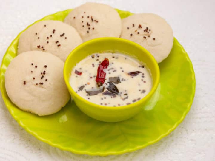 பிறகு இதனுள் கெட்டியான சட்னி விழுதைச் சேர்த்து நன்கு கலக்கவும்.அவ்வளவு தான் சுவையான தேங்காய் இல்லாத தேங்காய் சட்னி தயார்.