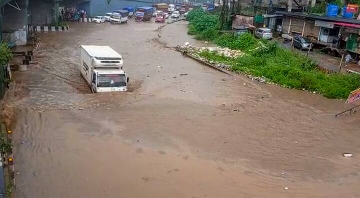 Guwahati: आसामची राजधानी गुवाहाटीमधील हा फोटो.. पाण्याने तुडुंब भरलेल्या राष्ट्रीय महामार्ग क्र. 27 चा 14 जुलै रोजी टिपलेला. गुवाहाटीजवळच्या जोरभाट परिसरातील. एका राष्ट्रीय महामार्गाची ही अवस्था असेल तर बाकी शहराबद्धल बोलायलाच नको. महामार्गावरही या मोठ्या ट्रकची सर्व चाके पाण्यात आहेत, तर लहान वाहनांनी या रस्त्यावरुन जायलाच नको  (PTI Photo)