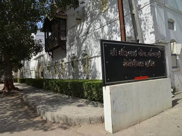 ગુજરાતમાં મુકેશ અંબાણીનું આ ઘર પણ ખૂબ જ આલીશાન છે. આ ઘર ધીરુભાઈ અંબાણીના સમયમાં બનાવવામાં આવ્યું હતું. ધીરુભાઈ મેમોરિયલ હાઉસ મુકેશ અંબાણીનું પૈતૃક ઘર છે. 100 કરોડની કિંમતની આ હવેલી ગુજરાતના જૂનાગઢ જિલ્લાના દરિયાકાંઠાના ગામ ચોરવાડમાં આવેલી છે અને વર્ષોથી અંબાણીના વારસાનું જતન કરી રહી છે.