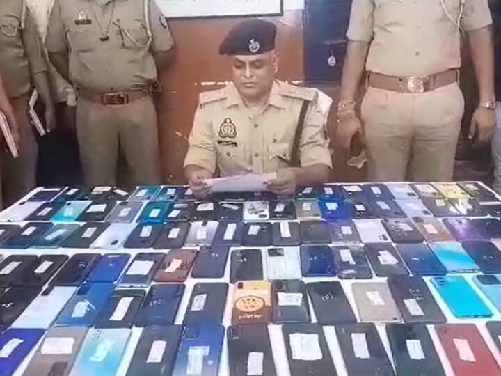 Ghaziabad news GRP returns 111 stolen mobiles to people ann Ghaziabad News: गाजियाबाद में जीआरपी ने लौटाई लोगों के चेहरों की मुस्कान, चोरी हुए 111 मोबाइल वापस किए