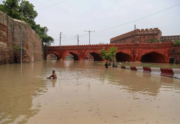 New Delhi: ऐतिहासिक लाल किल्ल्यासमोरच्या रस्त्याचा हा आणखी एक फोटो.. अर्थातच लाल किल्ला परिसराला यमुनेनं वेढल्यानंतरचा म्हणजेच 14 जुलै रोजीचा.. अतिवृष्टीमुळे तसंच ढिसाळ नागरी नियोजनामुळे यापूर्वी कधीही झाली नसेल अशी दिल्लीची अवस्था आजच्या पिढीला पाहायला मिळाली असेल.  (PTI Photo)